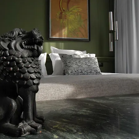 The Sleeping Lion Parigi
