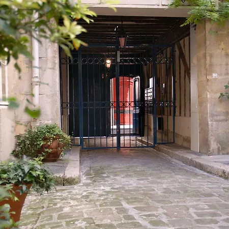 The Sleeping Lion * Parigi